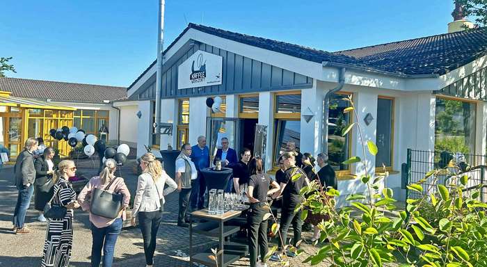 Am Dienstag hat das Werkstattzentrum für behinderte Menschen in Neunkirchen eine Kaffeerösterei mit Probiercafe eröffnet. FOTO: HEIKE JUNGMANN