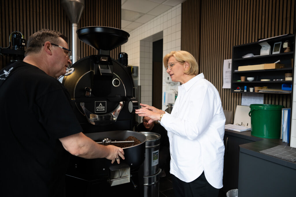 Anke Rehlinger im Gespräch mit dem ausgebildeten Coffeologen Alexander Näb Foto: Staatskanzlei Saarland/Jennifer Weyland