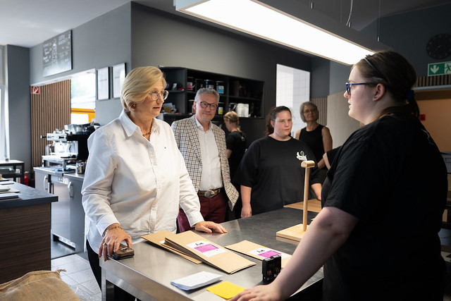 Gespräch mit Mitarbeiterin der Kaffeewerkstatt Foto: Staatskanzlei Saarland/Jennifer Weyland